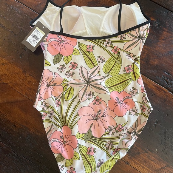 Swimsuit 🩱 - Picture 3 of 5